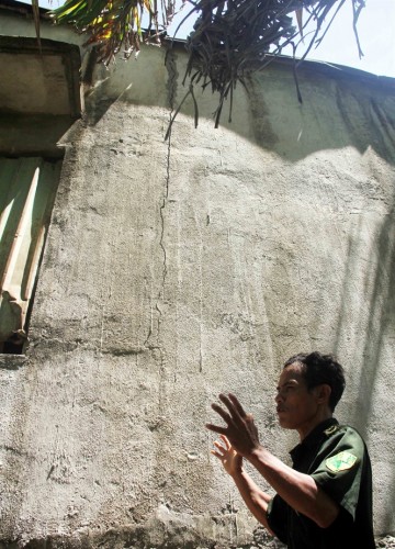 Tường nhà anh Hồ Văn Sưu bị nứt sau một trận động đất có cường độ 3,6 Richter sáng ngày 8/7 (Ảnh: nongnghiep.vn)