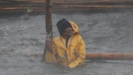 Ngư dân Philippnes chờ thuyền cứu hộ khi cơn bão Rammasun ập đến (Ảnh: Reuters)