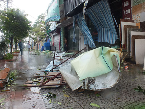 TP Móng Cái (Quảng Ninh) ngổn ngang sau khi bão số 2 tràn qua (Ảnh: Trọng Đức/nld.com.vn)
