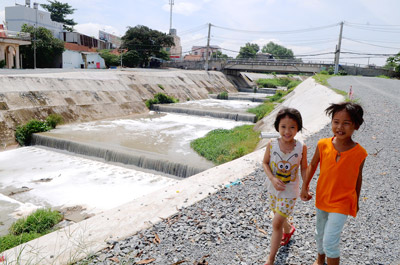 Nước thải ô nhiễm chảy từ tỉnh Bình Dương vào kênh Ba Bò (Ảnh: Cao Thăng/Sài Gòn Giải Phóng)