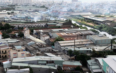Các nhà máy xây dựng tại phường Đông Hưng Thuận, quận 12 thực hiện di dời các cơ sở sản xuất từ nội thành ra ngoại thành TPHCM lần 1 (Ảnh: Cao Thăng/Sài Gòn Giải Phóng)