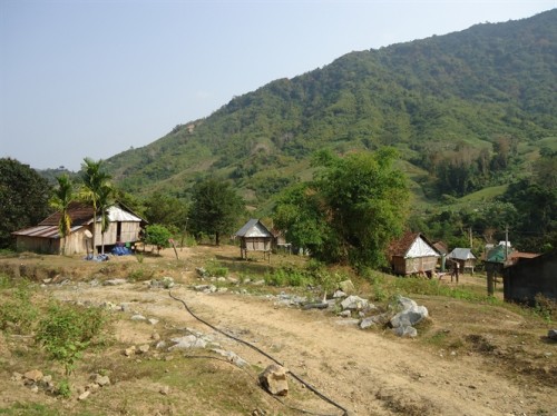 Dân làng Đăk Tra phải dân nước trên núi về dùng (Ảnh: nongnghiep.vn)