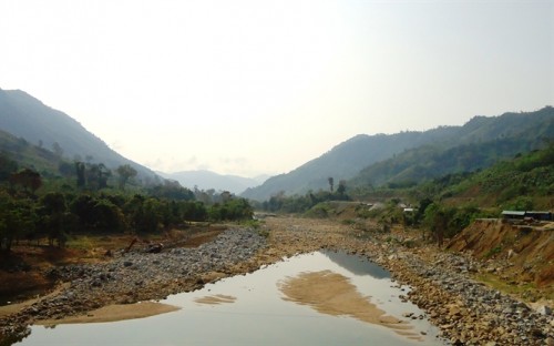  Hạ lưu sông Kôn đập thủy điện Vĩnh Sơn 5 thường xuyên cạn kiệt do bị ngăn dòng (Ảnh: nongnghiep.vn)