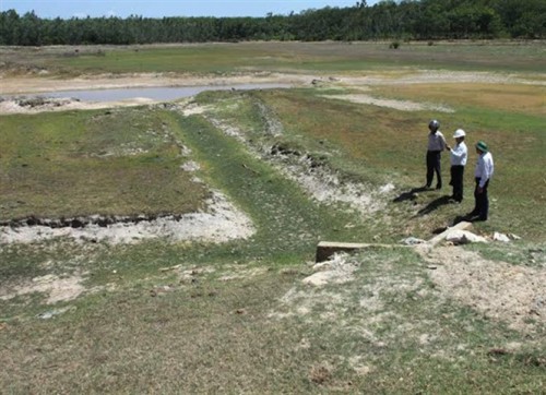 Hồ chứa nước ở xã Linh Hải khô trơ đáy (Ảnh: nongnghiep.vn)