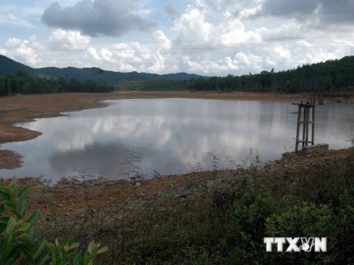 Hồ đập tại huyện Quỳnh Lưu, tỉnh Nghệ An cạn kiệt nguồn nước vào mùa khô (Ảnh: TTXVN)