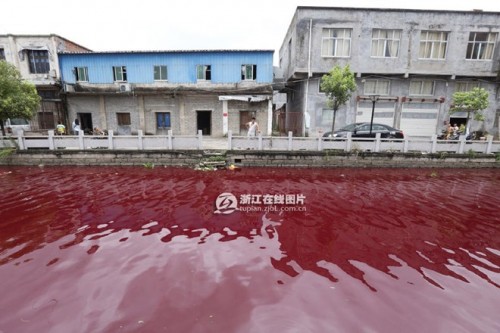 Con sông chuyển sang màu đỏ từ 6 giờ sáng ngày 24/7 (Ảnh: China.org.cn)