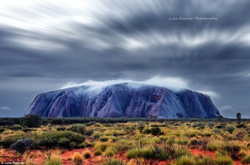 Julie Fletcher đã ghi lại hình ảnh núi đá Uluru vốn có màu đỏ nhưng khi đó lại mang sắc xanh. Cô khẳng định rằng đó chính là màu của núi đá khi cô chụp tấm ảnh này.