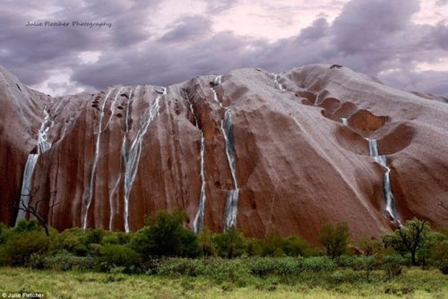 Uluru chuyển mình khi có mưa lớn trong vùng, và có thể nhìn thấy các con sông chảy xuống từ rìa đá.