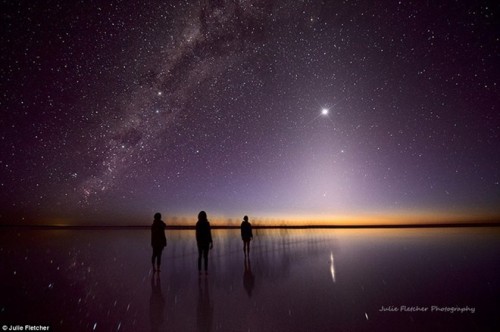 Ba người nhìn ngắm dải Ngân Hà, sao Kim và sao Mộc trên hồ Eyre, phía nam Australia.