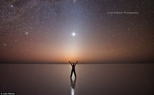 Được chụp tại hồ Eyre ở phía Nam Australia, bức ảnh tuyệt vời này ghi lại hình ảnh sao Kim trên bầu trời đầy sao. Bức ảnh đã đưa Fletcher tới vòng chung kết cuộc thi ảnh David Malin năm nay.
