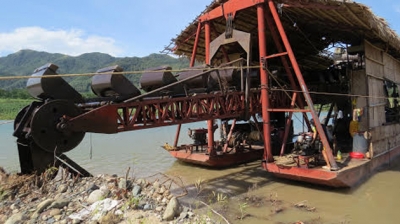 Tàu cuốc với nhiều gàu múc đang "bức tử" sông Đakrông, Quảng Trị (Ảnh: Nhân Dân)