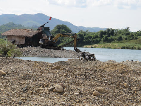 Việc khai thác khoáng sản đã biến sông Đakrông trở thành công trường náo nhiệt từ nhiều năm nay (Ảnh: Nhân Dân)