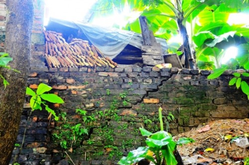 Móng tường nhà chị Nguyễn Thị Sinh bị nứt toác, toàn bộ công trình phụ xây dựng phía trên bị trôi xuống sông