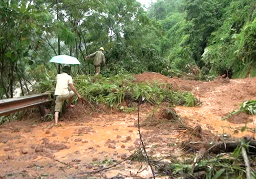 Ngày 21/7, Quốc lộ 70 đoạn qua địa phận xã Long Phúc, huyện Bảo Yên (Lào Cai) bị sạt lở khoảng 150m làm ách tắc giao thông (Ảnh: Lục Văn Toán-TTXVN)