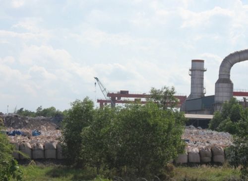 Do không có nhà máy xử lý nên hàng chục nghìn tấn bụi lò của các nhà máy thép trên địa bàn tỉnh Bà Rịa -Vũng Tàu vẫn chưa được giải phóng, khiến doanh nghiệp và các cơ quan chức năng hết sức "đau đầu".