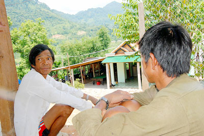 Không đất sản xuất, cư dân làng mới ở khu TĐC Trà Xinh chỉ biết ngồi chờ (Ảnh: Sài Gòn Giải Phóng)