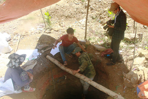 Để tìm quặng vàng, nhiều người phải đào giếng rất sâu (Ảnh: nld.com.vn)