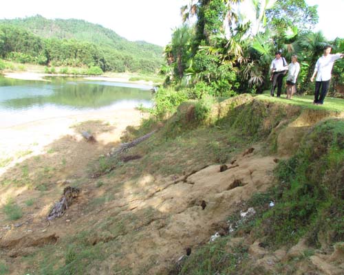 Ba gia đình ở xóm Ngọc Bội bị lũ cuốn trôi nhà cửa do bờ sông lở sâu vào hơn 40m (Ảnh: Kinh tế Nông thôn)