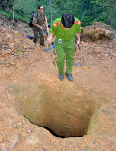Lực lượng chức năng kiểm tra một hầm vàng ở Tây Trà (Ảnh: Báo Công Lý)