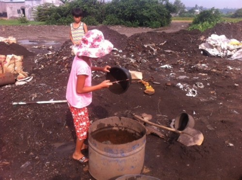 Trong môi trường xỉ sắt độc hại vẫn có trẻ em lao động (Ảnh: nongnghiep.vn)