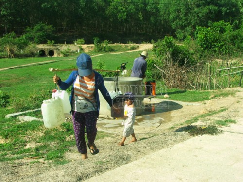 Việc thiếu nước sinh hoạt khiến nhiều gia đình rơi vào cảnh khốn đốn (Ảnh: An ninh Thủ đô)