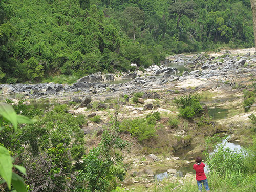 Hạ du sông Vu Gia cạn trơ đáy vì bị thủy điện Đăk Mi 4 chuyển nước qua sông Thu Bồn (Ảnh: Minh Khanh/nld.com.vn)