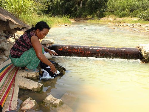 Người dân khổ sở khi sử dụng nước sông, suối đục ngầu (Ảnh: Kỳ Nam/nld.com.vn)