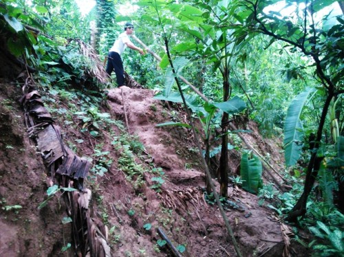 Điểm sụt lở đất sâu 3 m tại xóm Bãi, thôn Đông Viên, xã Đông Quang, huyện Ba Vì (Ảnh: nongnghiep.vn)