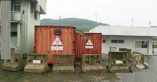Lô hàng gồm máy biến thế và 7000 lít dầu có chứa chất PCB cực độc đang được bảo quản nghiêm ngặt trong 2 container tại Cảng Cái Lân (Ảnh: MK/BizLIVE.vn)