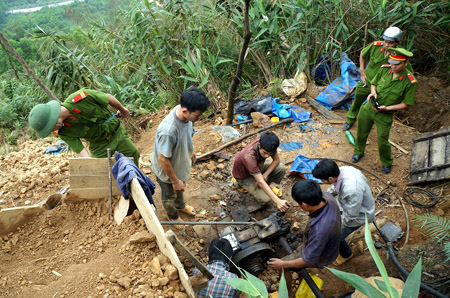 Truy quét vàng tặc tại mỏ vàng Bồng Miêu (Ảnh: Đại Đoàn Kết)
