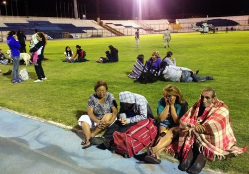 Người dân Iquique (Chile) trú tạm ở sân vận động sau trận động đất mạnh 8 độ Richter hồi tháng Tư vừa qua (Ảnh: AFP/TTXVN)