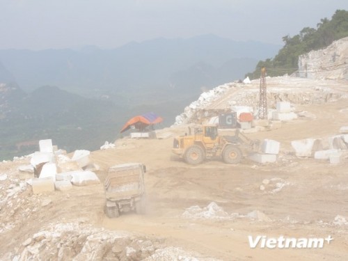 Khai thác đá trắng tại huyện Lục Yên, tỉnh Yên Bái (Ảnh: Hùng Võ/VietnamPlus)