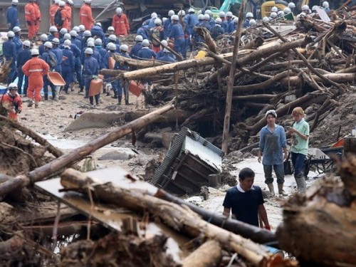 ông tác cứu hộ diễn ra tại hiện trường vụ lở đất (Ảnh: AFP/TTXVN)