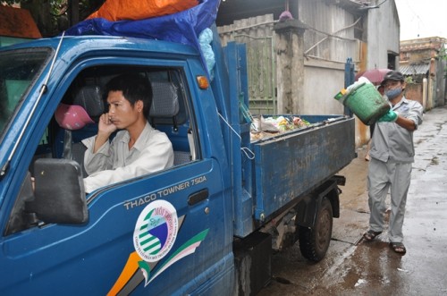 Công nhân Cty Toàn Cầu thu gom rác thải nông thôn tại Thường Tín (Ảnh: nongnghiep.vn)