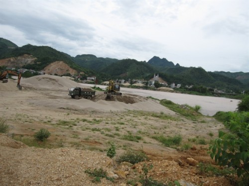 Hình ảnh cho thấy lòng sông Đà đang bị thu hẹp (Ảnh: nongnghiep.vn)
