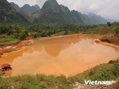 Hồ chứa thải Xưởng tuyển quặng tại Mỏ Ngườm Cháng ở xã Dân Chủ, huyện Hòa An, tỉnh Cao Bằng. (Ảnh: Hùng Võ/VietnamPlus)