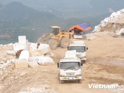 Hoạt động khai thác đá trắng tại huyện Lục Yên, tỉnh Yên Bái (Ảnh: Hùng Võ/Vietnam+Plus)
