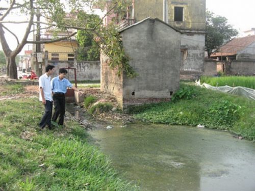 Các con kênh, ao hồ ở Khắc Niệm đều ô nhiễm nghiêm trọng (Ảnh: nongnghiep.vn)