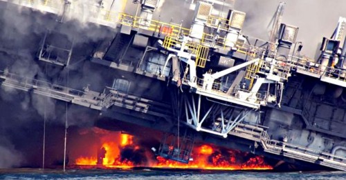Sự cố tràn dầu tồi tệ nhất trong lịch sử Mỹ xảy ra vào năm 2010, khi một giàn khoan của công ty dầu khí BP phát nổ và chìm, giết chết 11 người (Ảnh: Bloomberg)