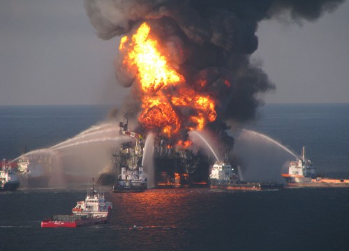 Giàn khoan dầu Deepwater Horizon sụp đổ tại Vịnh Mexico ngày 21/4/2010 (Ảnh: Bloomberg)
