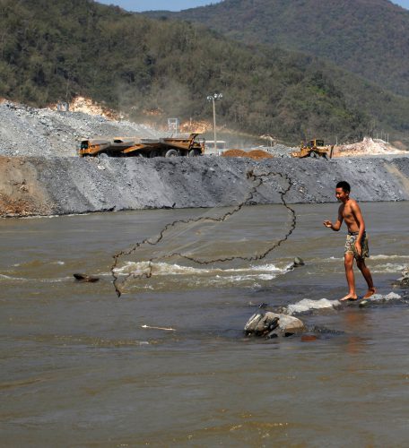 Người dân đánh bắt cá tại một đoạn sông đang tiến hành thủy xây dựng thủy điện (Ảnh: Jean-François Mutzig/Biosphoto)