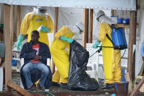  Nhân viên y tế trong trang phục bảo hộ làm nhiệm vụ tại khu vực có khả năng lây nhiễm cao ở bệnh viện Elwa ở Monrovia, Liberia (Ảnh: AFP/ TTXVN)
