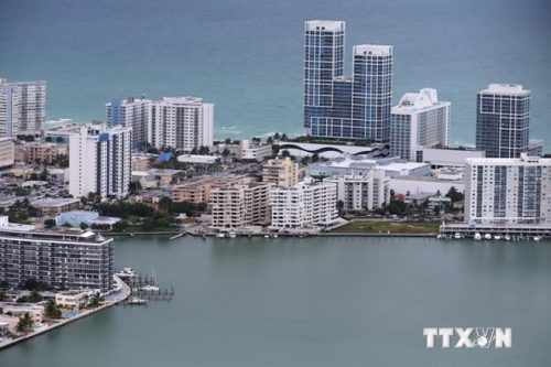 Tòa nhà Condo ở bãi biển Miami, bang Florida (Ảnh: AFP/ TTXVN)