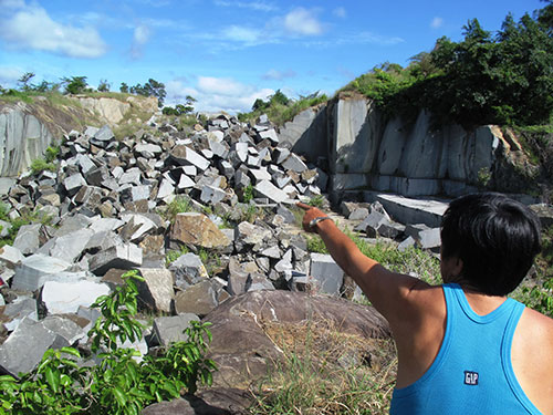 Mỏ đá bị Công ty TNHH Sản xuất đá granite Phú Yên khai thác trái phép cạnh khu dân cư (Ảnh: Hồng Ánh/nld.com.vn)