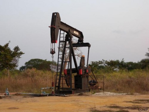 Khai thác dầu mỏ ở Congo (Ảnh: UNEP)