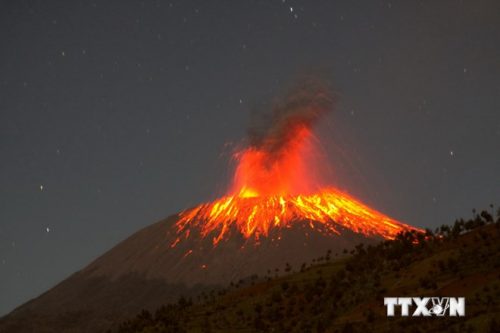 Dung nham phun trào dữ dội từ miệng núi lửa Slamet (Ảnh: Tân hoa xã/TTXVN)
