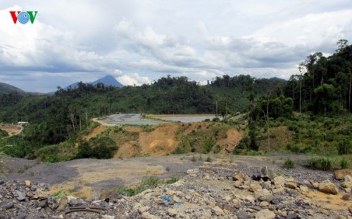 Bãi thải Công ty Vàng Phước Sơn chứa đầy Cyanua treo lơ lửng giữa lưng chừng núi (Ảnh: VOV Online)