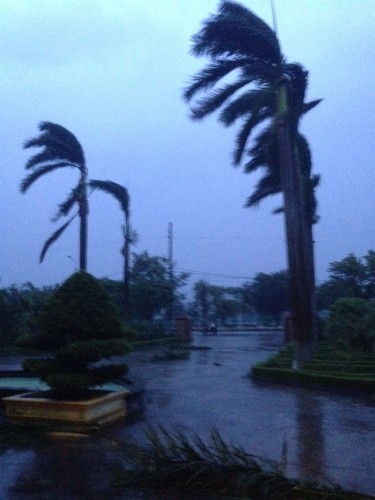 Mưa lớn, gió mạnh cấp 7, cấp 8, giật cấp 9 tại thành phố Móng Cái, Quảng Ninh lúc 18h ngày 16/9 (Ảnh: Xuân Tùng/nongnghiep.vn)