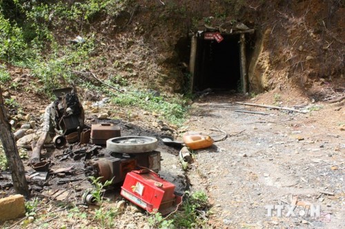 Đường vào hầm khai thác vàng trái phép (Ảnh minh họa: TTXVN)
