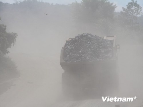 Xe chở quặng của Công ty Apatit Lào Cai "khuấy" bụi, ảnh hưởng đến môi trường sống của người dân phường Nam Cường. (Ảnh: Hùng Võ/VietnamPlus)